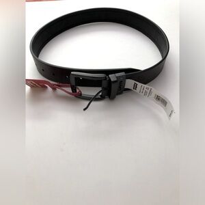 Levi’s men’s reversible belt. Size small - 30-32. Black and brown. 1.5 in. NWT